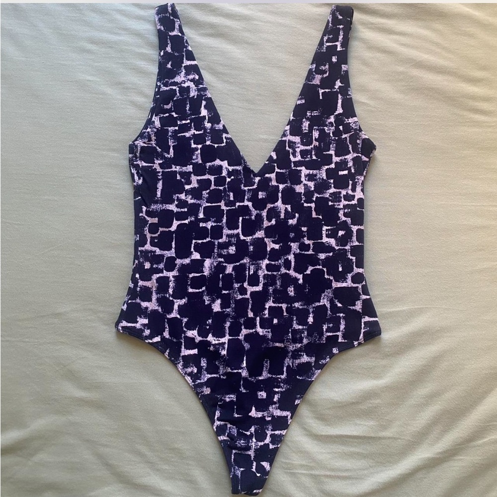 Aritzia Babaton Contour V-Neck Bodysuit